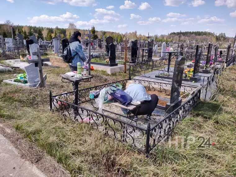 Нижнекамцы навели порядок на могилах родных в Радоницу