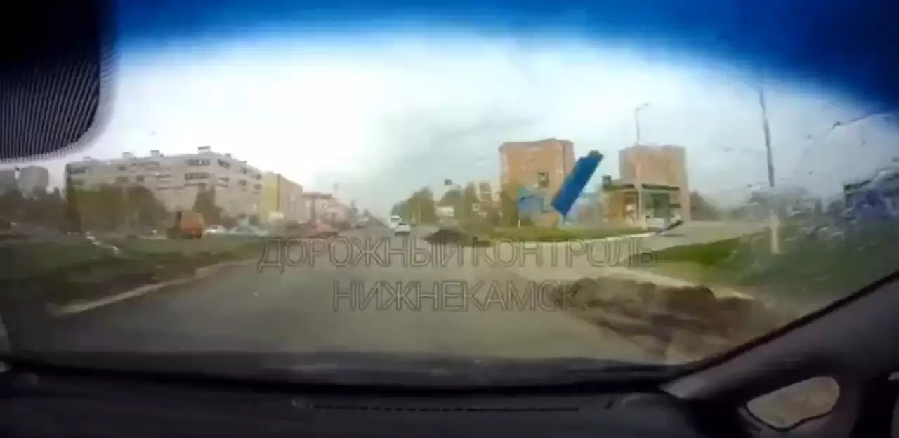 В Нижнекамске из-за сильного ветра в машину прилетел кусок поликарбоната
