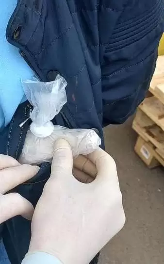 За «Лентой» в Нижнекамске мужчина при виде полицейских «скинул» наркотики на землю