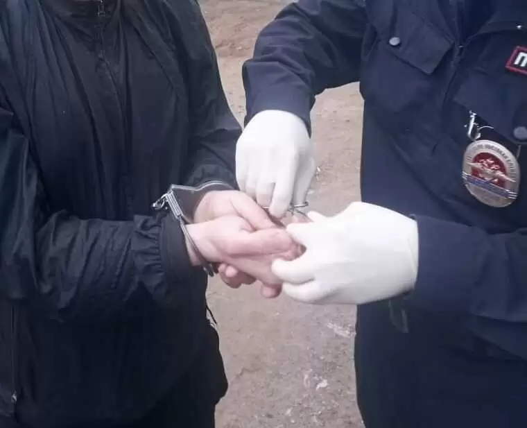 В Нижнекамске мужчина привлек внимание полиции, сбросив неизвестный свёрток на землю