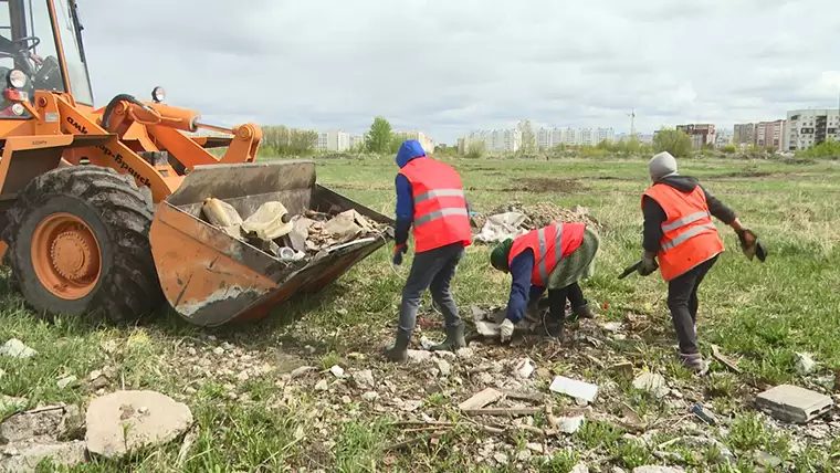 В Нижнекамске с поля на ул. Корабельной, где зимой складировали снег, только за час вывезли 4 фуры мусора