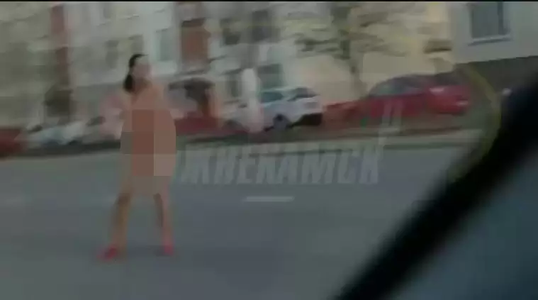 В Нижнекамске сняли на видео голую женщину на дороге