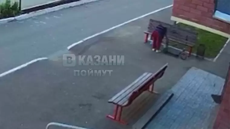 В Татарстане на камеру попало, как пожилая женщина украла детские ролики