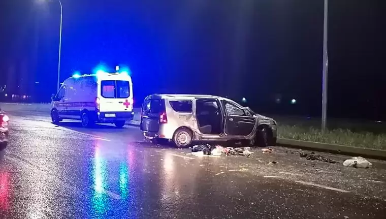 В Челнах водитель «Ларгуса» вылетел из машины при наезде на бордюр и погиб