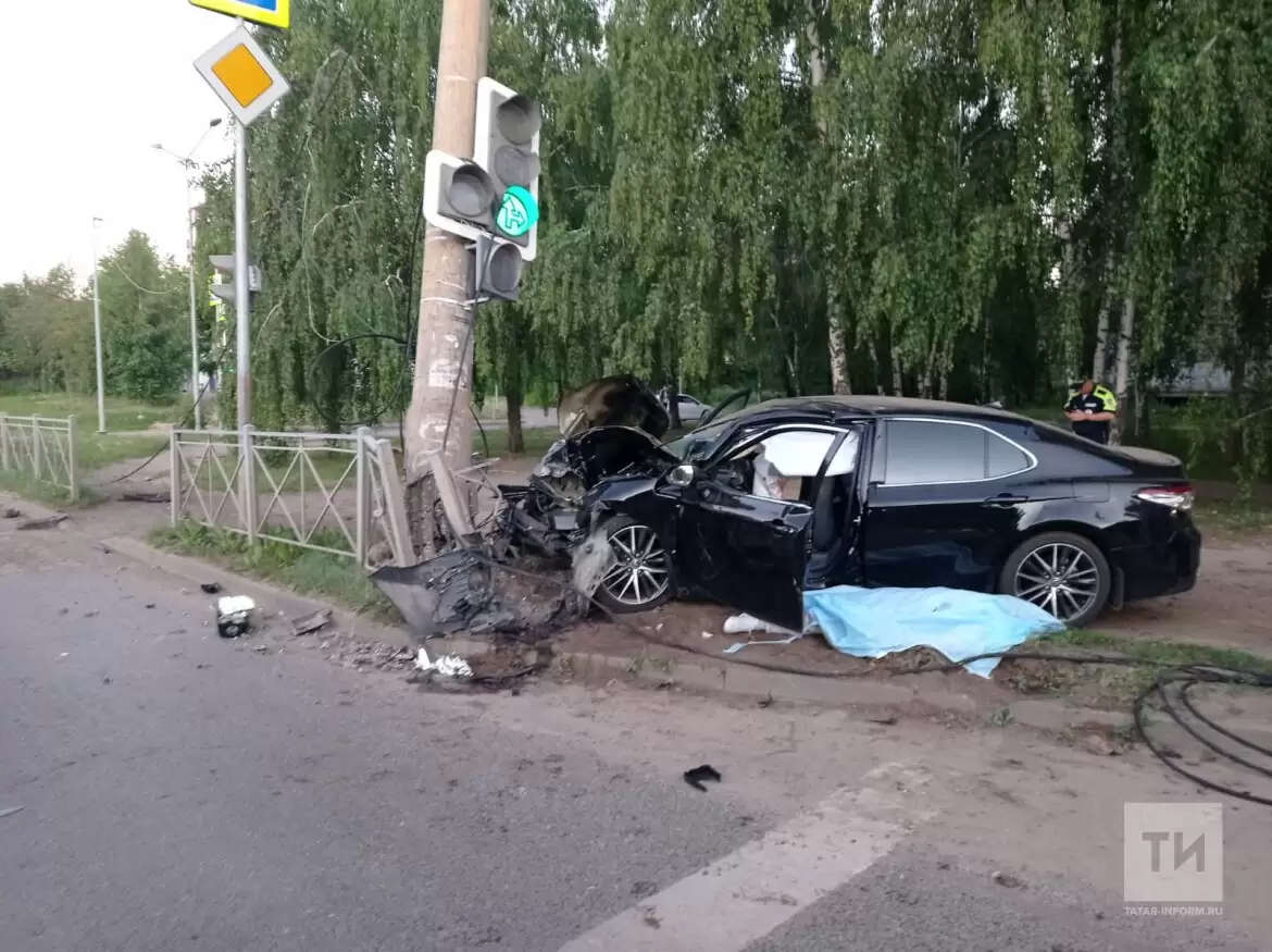 Один человек погиб при столкновении авто со светофором в Казани