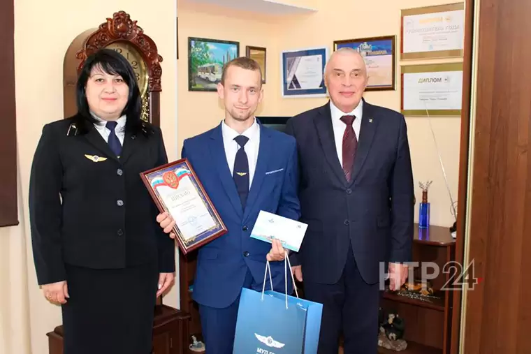 В Нижнекамске очень вежливый и добрый кондуктор трамвая получил премию после похвалы пассажирки