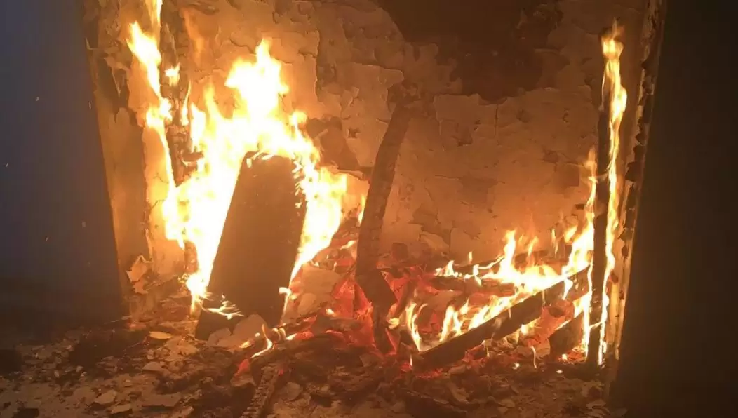 Из-за непотушенного окурка загорелся диван в одном из подъездов Нижнекамска