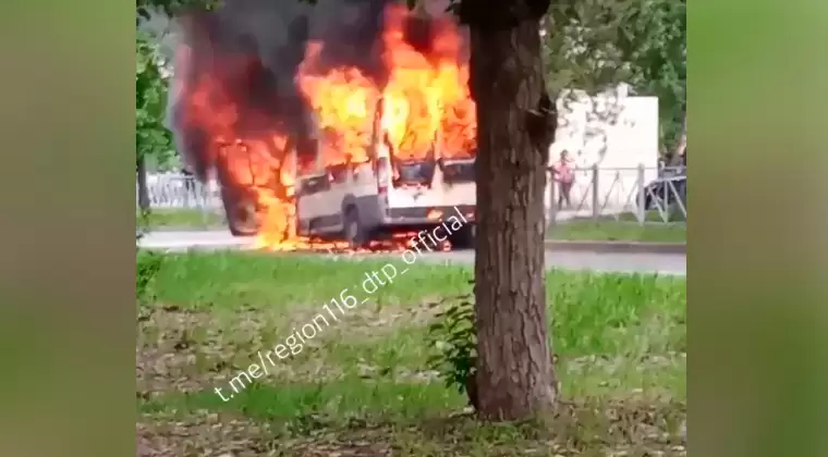 В Казани на ул. Батыршина сгорел микроавтобус