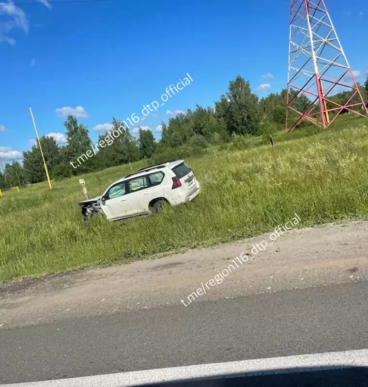 Водитель автомашины не справился с управлением и повредил стоявшую волгу