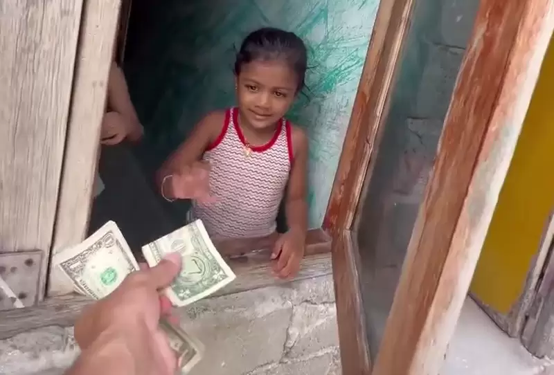 Нижнекамец отметил свой день рождения, раздавая доллары бедным детям на Мальдивах