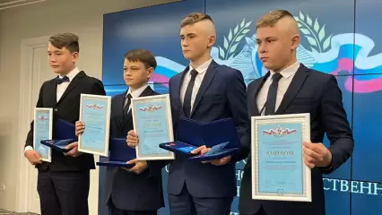 В Татарстане четверых подростков наградили за спасение людей на пожаре