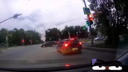 В Нижнекамске на видео попал водитель BMW, проехавший перекрёсток на «красный»