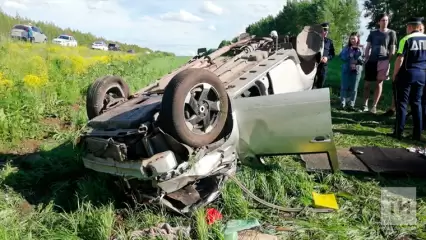 На трассе в Татарстане иномарка вылетела в кювет и перевернулась