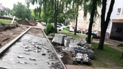 Неизвестные «насолили» дорожникам, которые занимались долгожданным ремонтом тротуара в Нижнекамске