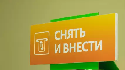 В Казани мужчина перепутал карты при попытке снять деньги и его заблокировало в помещении банка