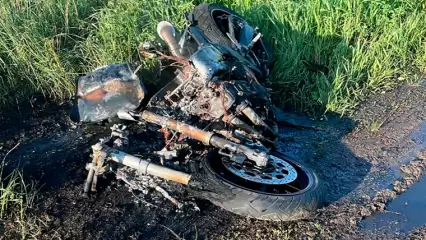 На трассе под Нижнекамском мотоцикл вылетел в кювет и сгорел