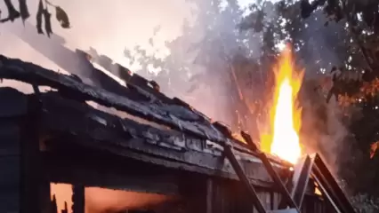 Огонь полностью уничтожил баню в посёлке под Нижнекамском
