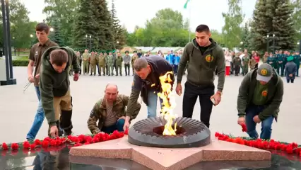 Жители Нижнекамска возложили цветы к Вечному огню в память о погибших в Великой Отечественной войне