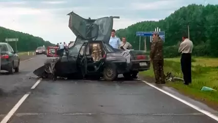 Пассажирка автомобиля пострадала при столкновении с трактором на трассе в Татарстане