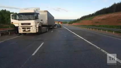 В Татарстане супружеская пара на «Матизе» врезалась в «КАМАЗ» по дороге с дачи — жена погибла - НТР 24