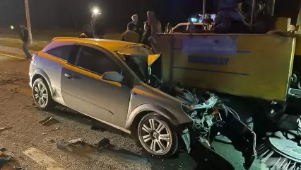 Водитель иномарки пострадал в ДТП с грузовиком дорожников в Казани
