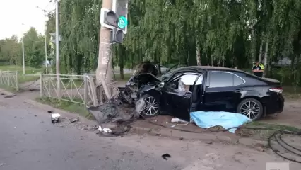 Один человек погиб при столкновении авто со светофором в Казани