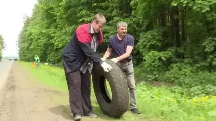 В Нижнекамском районе волонтеры очистили от мусора 3 км лесной полосы - НТР 24