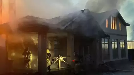 В казанском посёлке загорелся коттедж, в котором отдыхала компания друзей - НТР 24