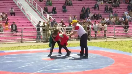 На Сабантуе в Нижнекамске проходят состязания по борьбе кореш