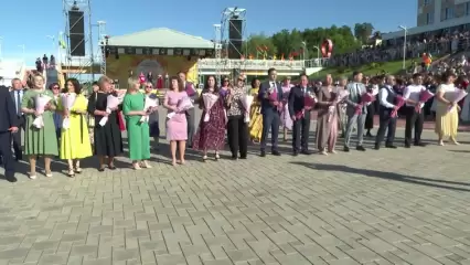 В Нижнекамске на выпускном балу выступили с музыкальным номером директора школ