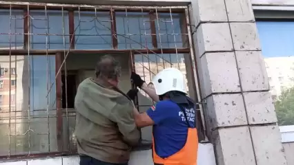 В Татарстане мужчина хотел залезть в свою квартиру через балкон, но наткнулся на штырь
