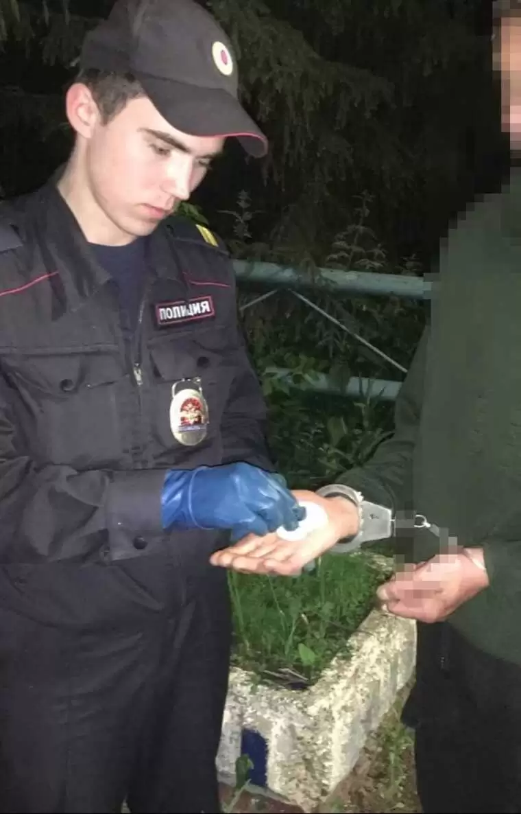 В Нижнекамске молодой мужчина спрятал наркотики в пачке сигарет, но их нашли полицейские