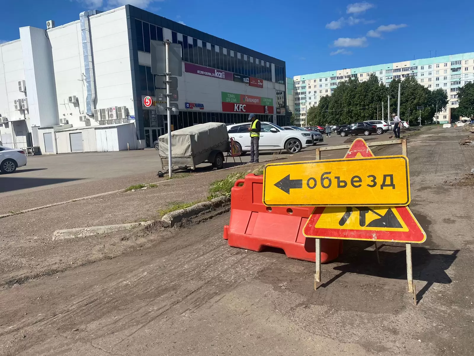В Нижнекамске начался долгожданный ямочный ремонт дороги у ТЦ «Берёзка»