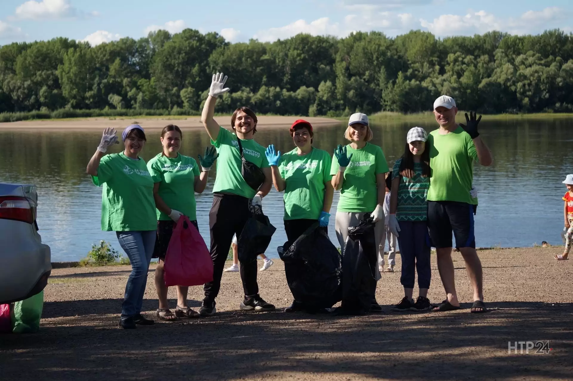 Активисты Нижнекамска собрали 25 мешков мусора на берегу Камы