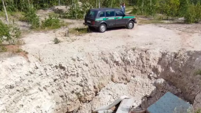 В Татарстане 18-метровый провал неизвестные закидали мусором