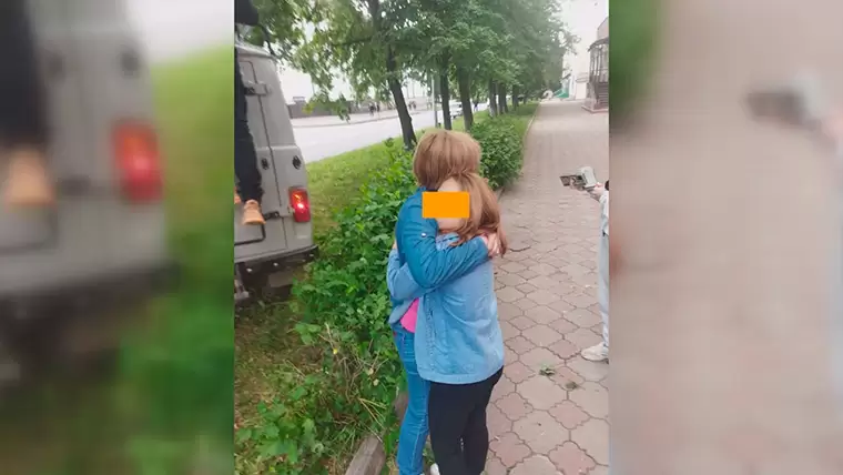 В Брянске на Рославльской улице сняли видео драки двух женщин - bikerockfestbezpontov.ru