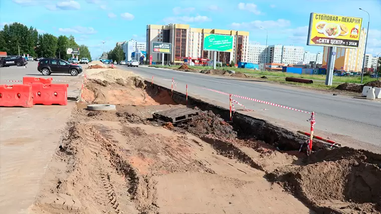 «С двух до четырёх полос»: в Нижнекамске увеличивают дорогу напротив ТЦ «Якорь»