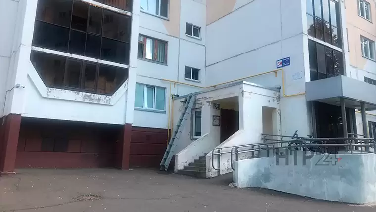 В Нижнекамске 15-летняя девушка выпала из окна на козырёк подъезда