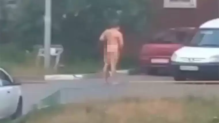 В Казани голый мужчина решил заняться самоудовлетворением на улице