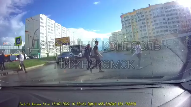 В Нижнекамске пешеход чуть не попал под колёса авто, не притормозившего перед пешеходным переходом
