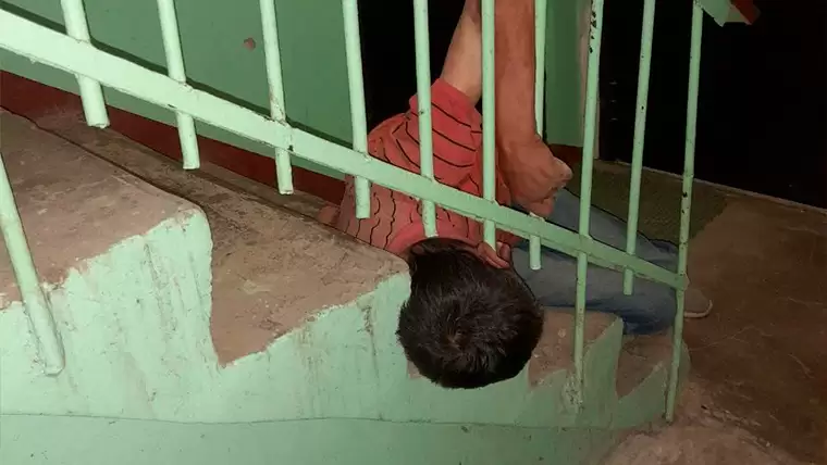 Житель Казани застрял головой между перил лестницы, пришлось вызывать спасателей