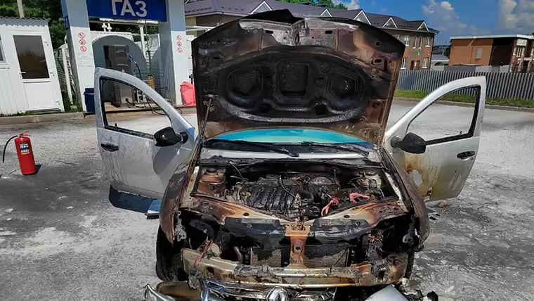 В Татарстане сгорел автомобиль на газовой заправке
