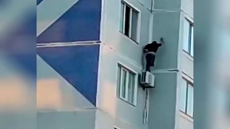 «Две минуты полежал и побежал»: в Нижнекамске мужчина упал с восьмого этажа и выжил — видео