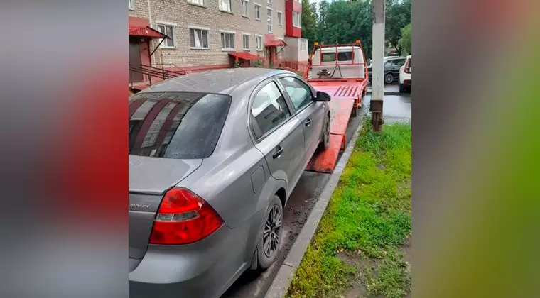 У жителя Нижнекамска арестовали машину из-за долга по ЖКХ