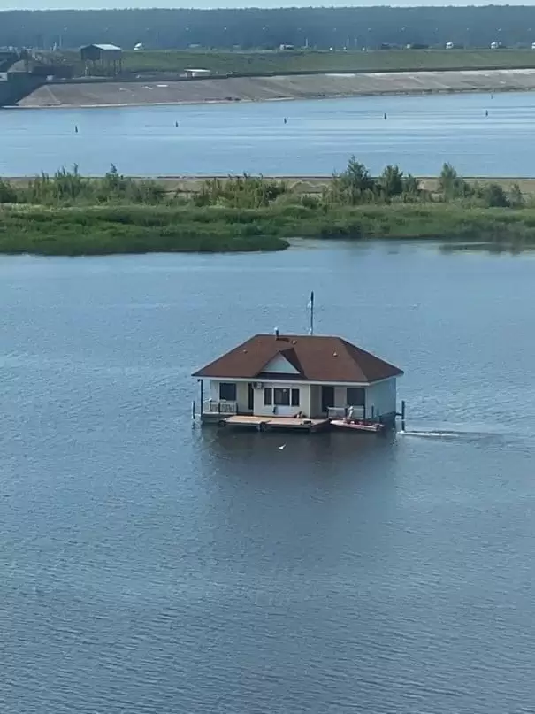 Татарстанцы засняли плавучий дом на Каме