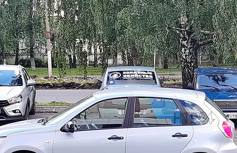 Нижнекамцы заметили в городе машину с рекламой заказных убийств