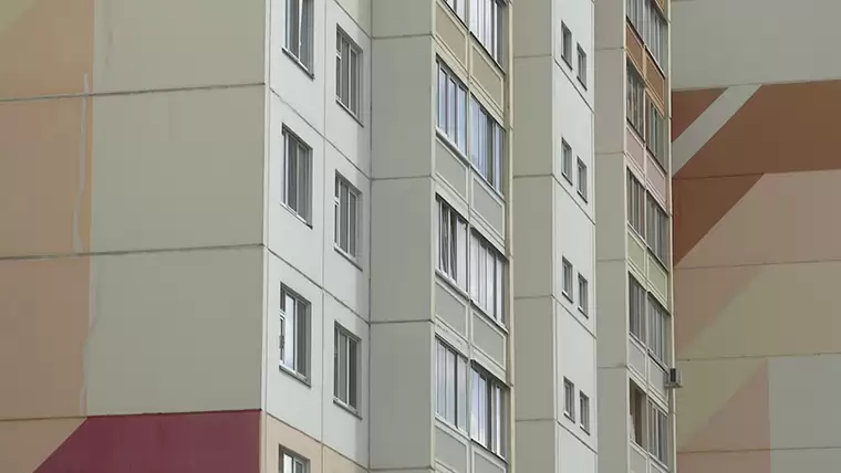 В Казани нетрезвый романтик упал с пятого этажа в попытках забраться в окно к любимой