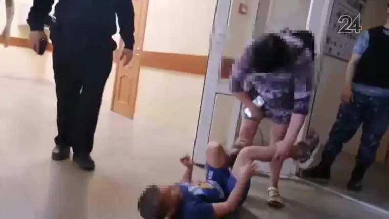 В Казани девятилетний мальчик кусал полицейских и крушил мебель в суде