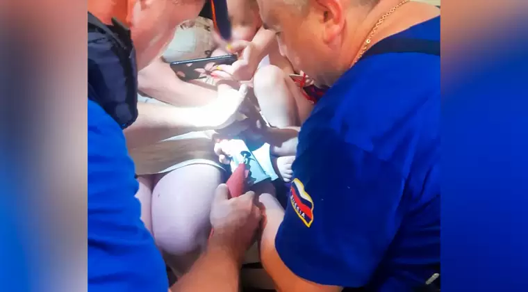 В Казани спасатели помогли полуторагодовалой девочке, чей палец застрял в горшке