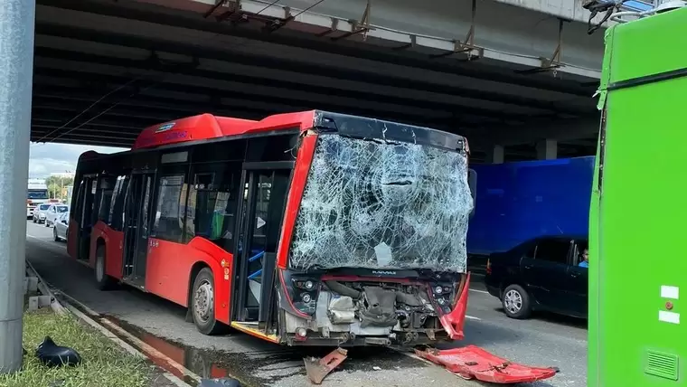 В Казани при столкновении автобуса с троллейбусом пострадали 6 человек, в том числе ребёнок